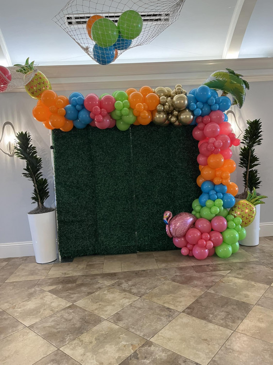 Grass Wall With Balloon Garland 8 Ft W X 8 Ft H